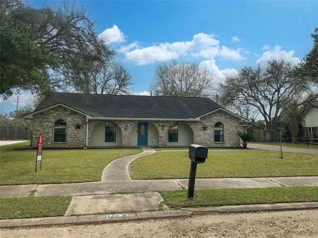 113 Flag Drive E, Lake Jackson, TX 77566