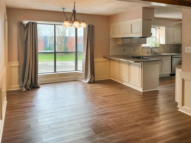 113 Flag Drive E, Lake Jackson, TX 77566