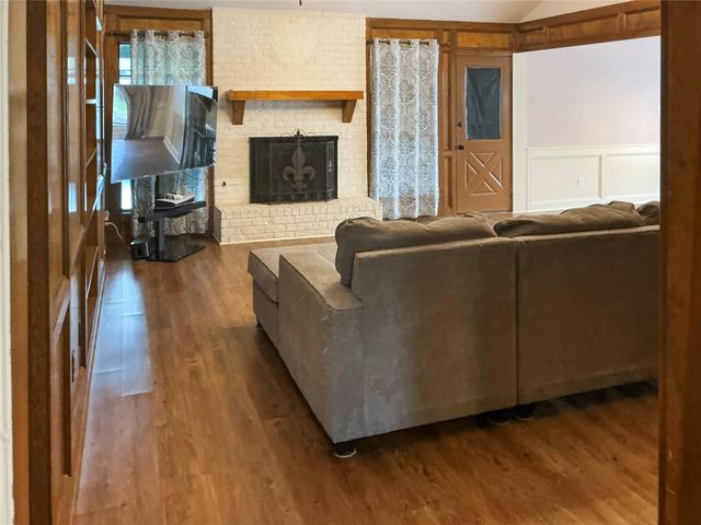 113 Flag Drive E, Lake Jackson, TX 77566