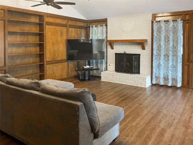 113 Flag Drive E, Lake Jackson, TX 77566