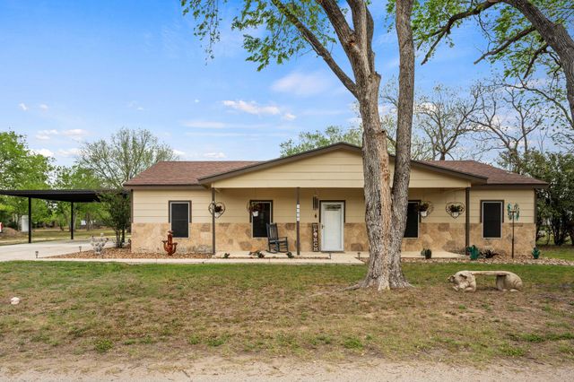 1131 E Fannin ST, Luling, TX 78648