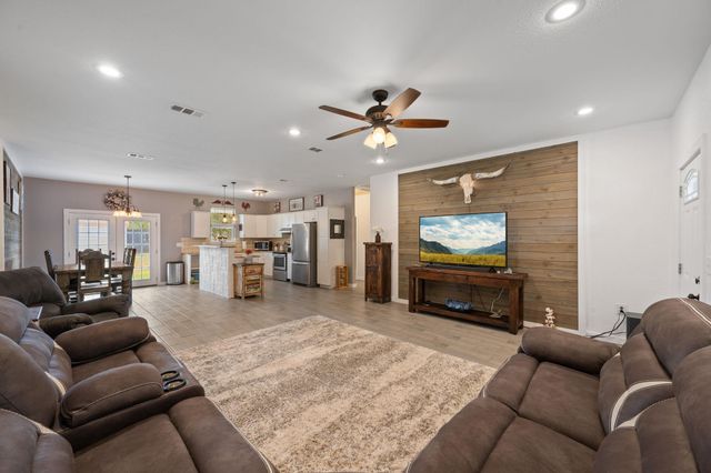 1131 E Fannin ST, Luling, TX 78648