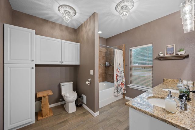 1131 E Fannin ST, Luling, TX 78648