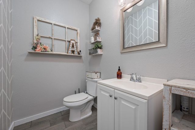 1131 E Fannin ST, Luling, TX 78648