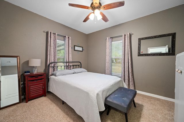 1131 E Fannin ST, Luling, TX 78648