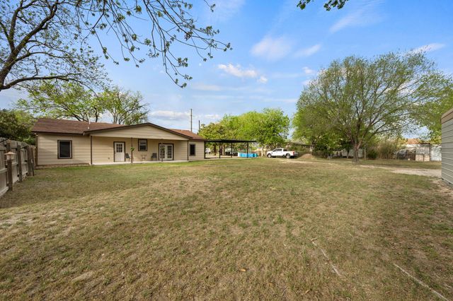 1131 E Fannin ST, Luling, TX 78648