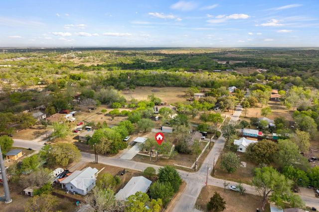 1131 E Fannin ST, Luling, TX 78648