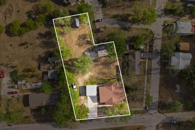 1131 E Fannin ST, Luling, TX 78648