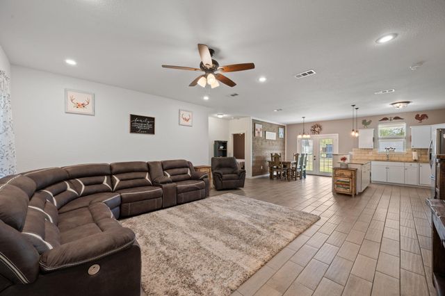 1131 E Fannin ST, Luling, TX 78648