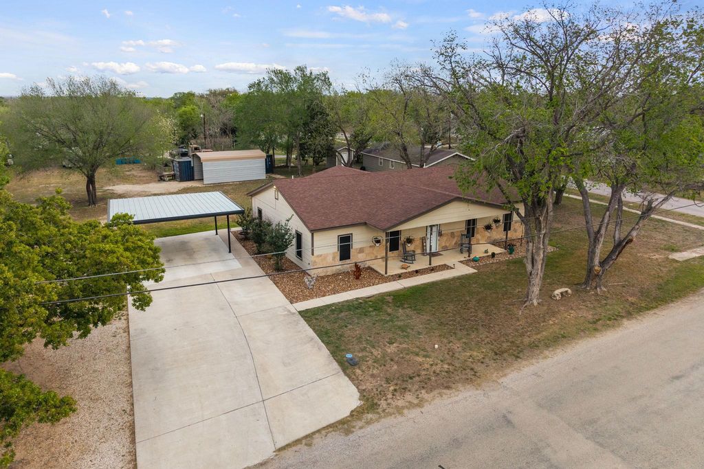 1131 E Fannin ST, Luling, TX 78648