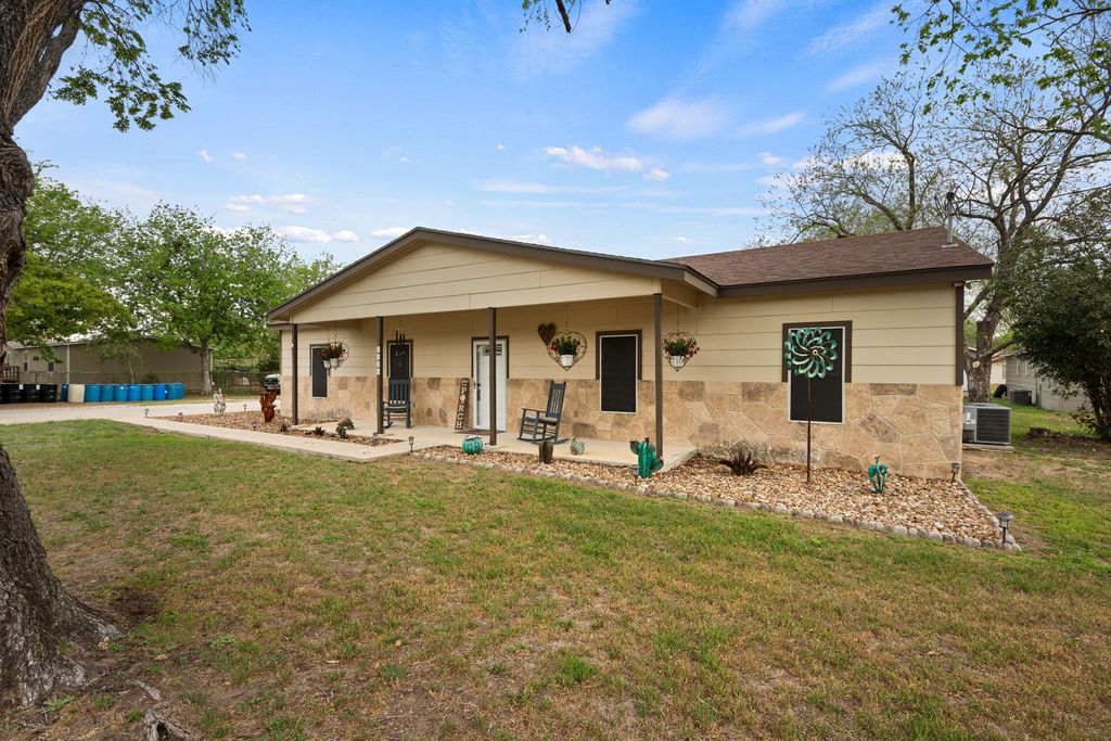1131 E Fannin ST, Luling, TX 78648
