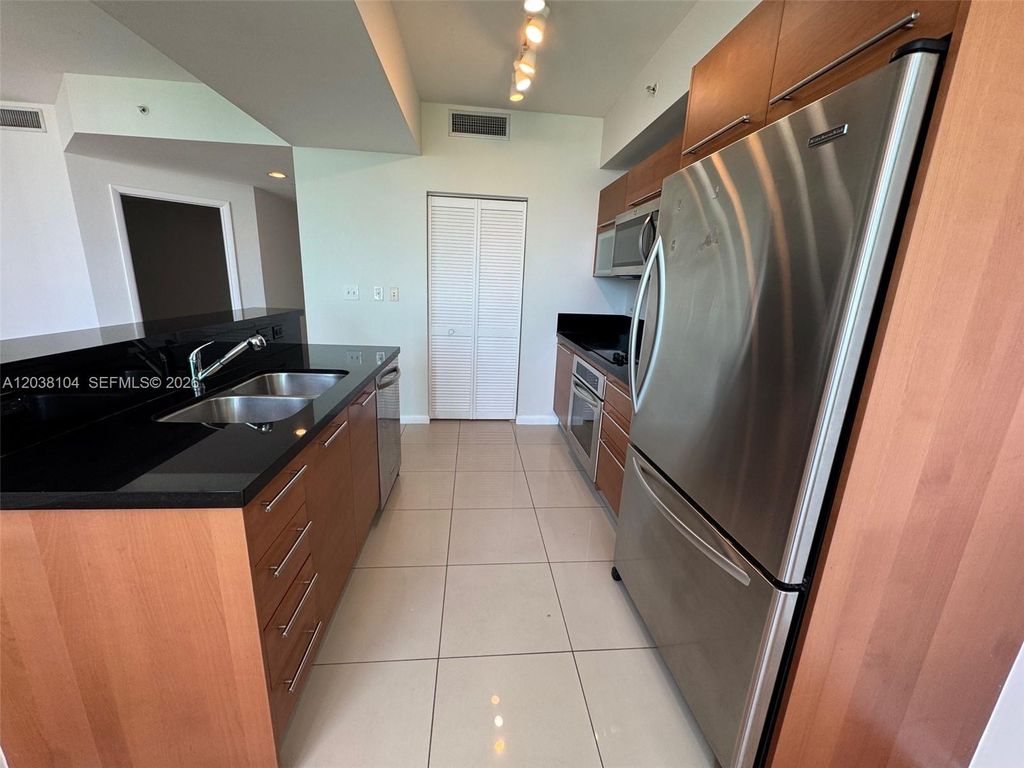 244 Biscayne Boulevard 702, Miami, FL 33132