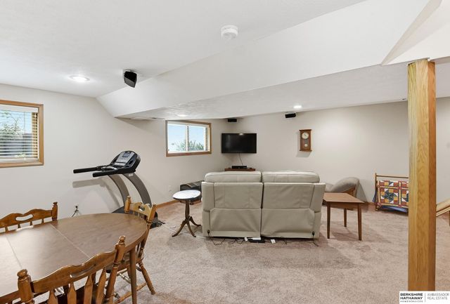 16914 Patterson Drive, Omaha, NE 68135