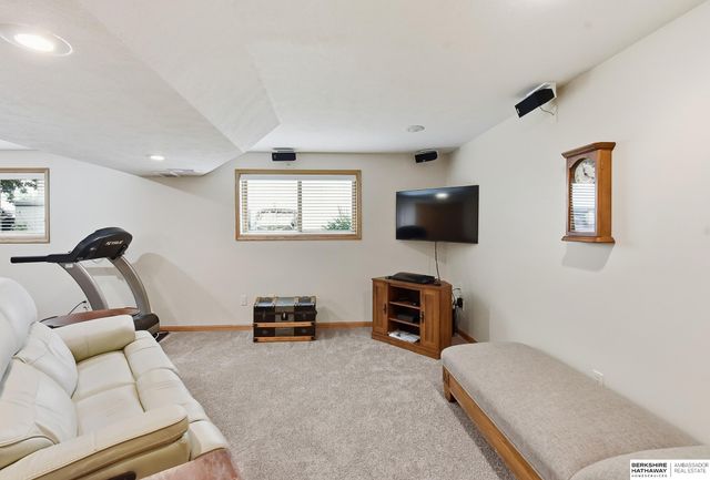 16914 Patterson Drive, Omaha, NE 68135