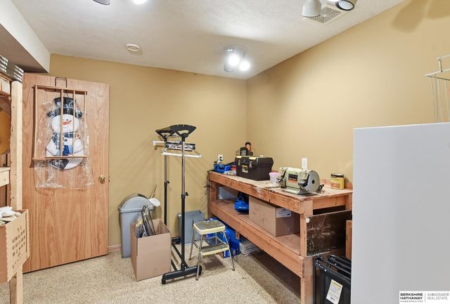 16914 Patterson Drive, Omaha, NE 68135