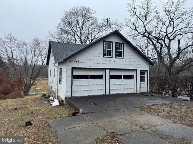 140 E WALNUT ST, Sellersville, PA 18960