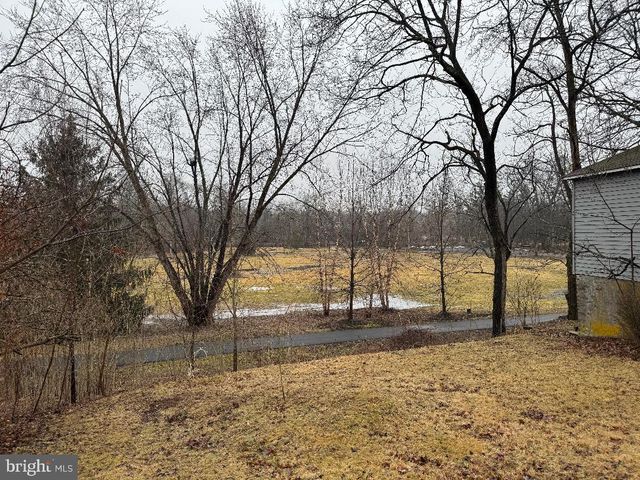 140 E WALNUT ST, Sellersville, PA 18960