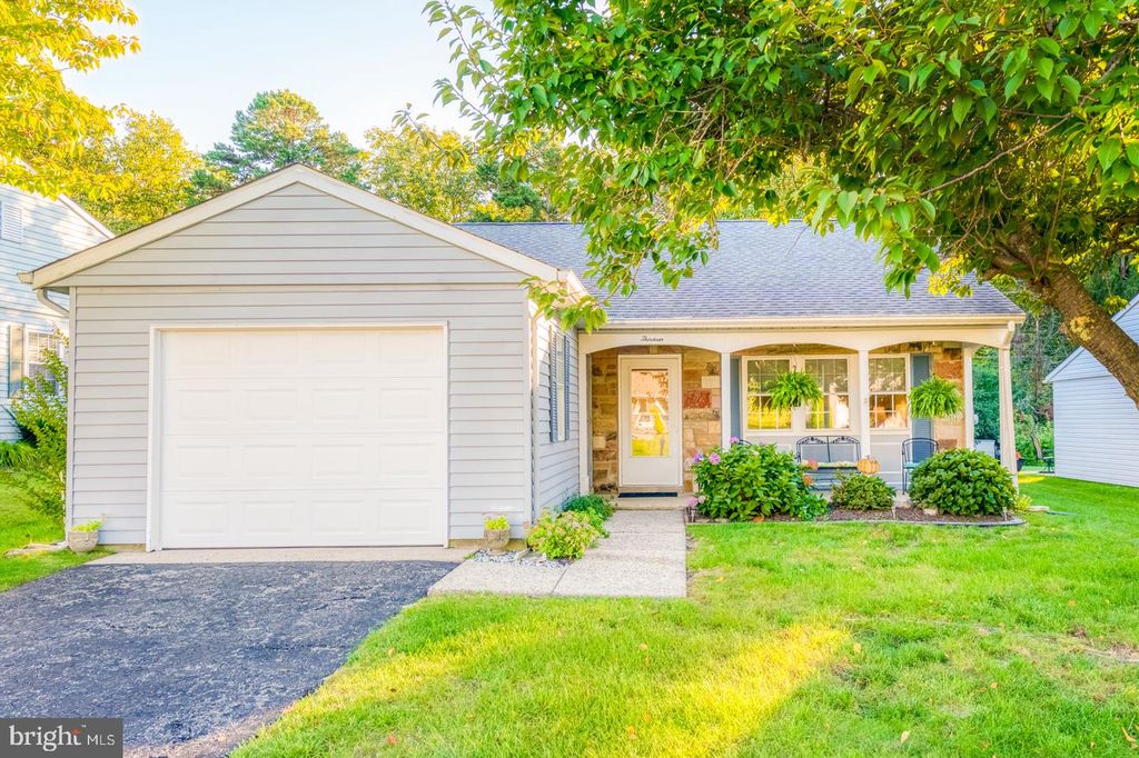 13 NEW CASTLE DR, SOUTHAMPTON, NJ 08088 — exterior