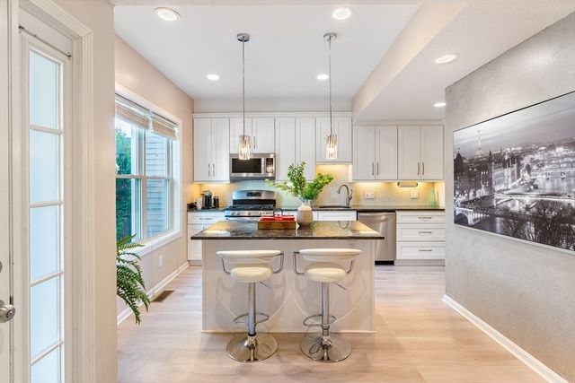 12 Maple Ridge Dr 12, Burlington, MA 01803