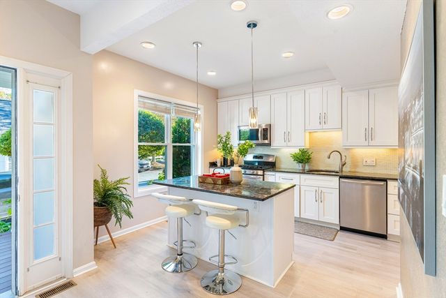 12 Maple Ridge Dr 12, Burlington, MA 01803