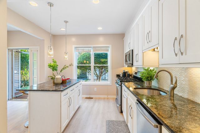 12 Maple Ridge Dr 12, Burlington, MA 01803