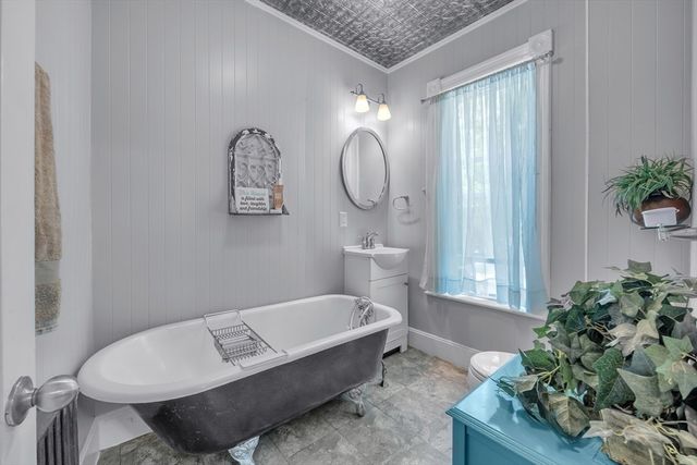 21 Orchard St, Southbridge, MA 01550