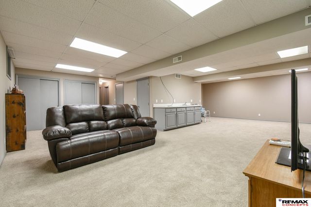 7432 Grand Oaks Drive, Lincoln, NE 68516