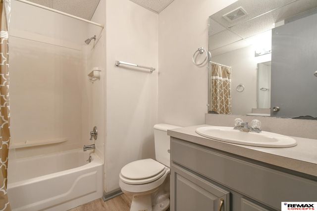 7432 Grand Oaks Drive, Lincoln, NE 68516