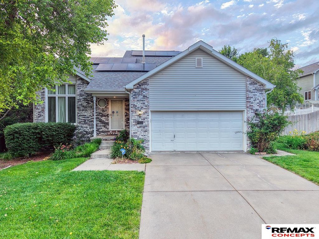 7432 Grand Oaks Drive, Lincoln, NE 68516