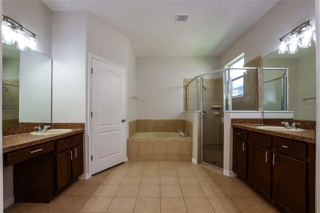 Image 11 of property listing at 12104 CITRUSWOOD DRIVE, Orlando, FL 32832