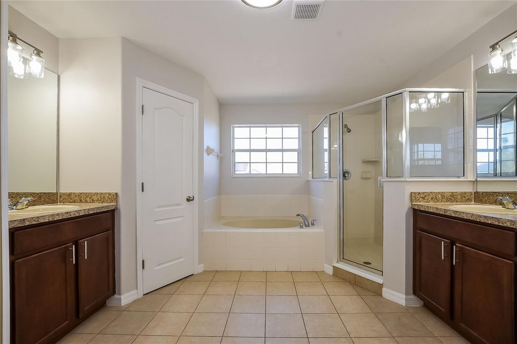 Image 19 of property listing at 12104 CITRUSWOOD DRIVE, Orlando, FL 32832