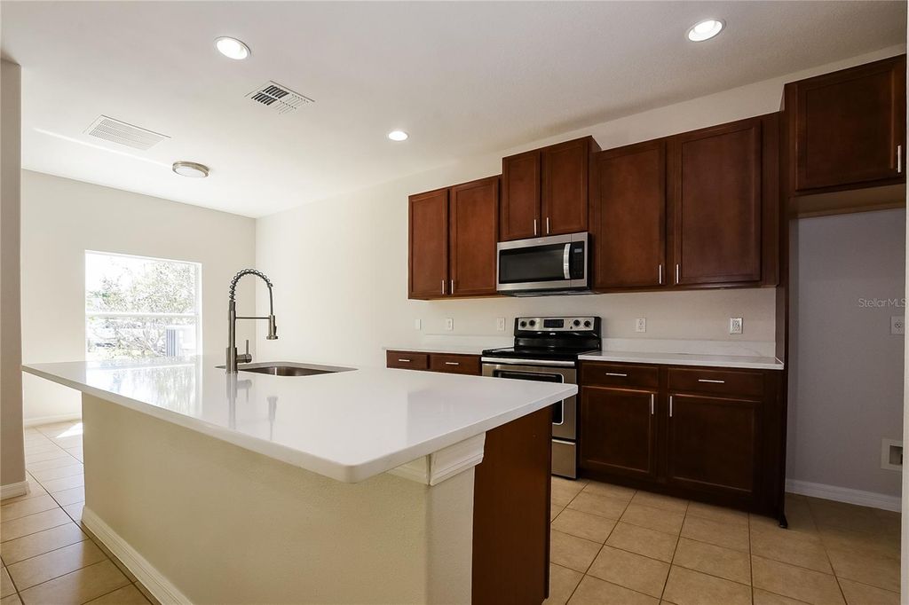 Image 5 of property listing at 12104 CITRUSWOOD DRIVE, Orlando, FL 32832