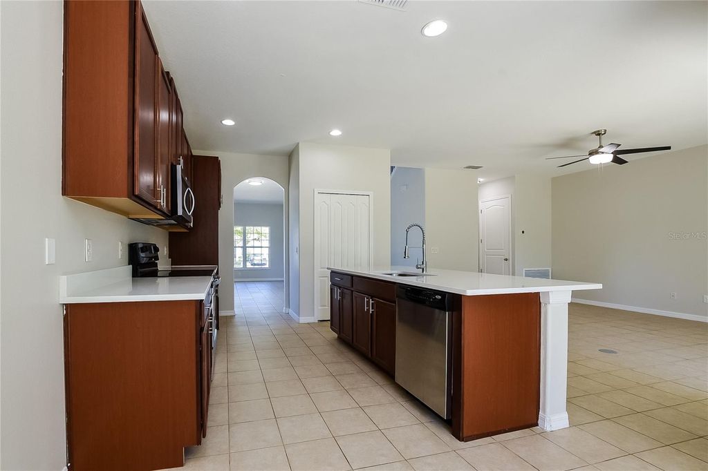 Image 6 of property listing at 12104 CITRUSWOOD DRIVE, Orlando, FL 32832