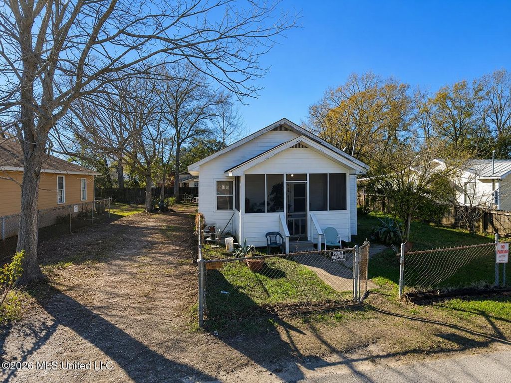 817 Handy Avenue, Ocean Springs, MS 39564