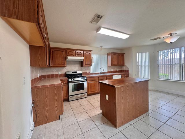 8530 Regalbrook, Houston, TX 77095