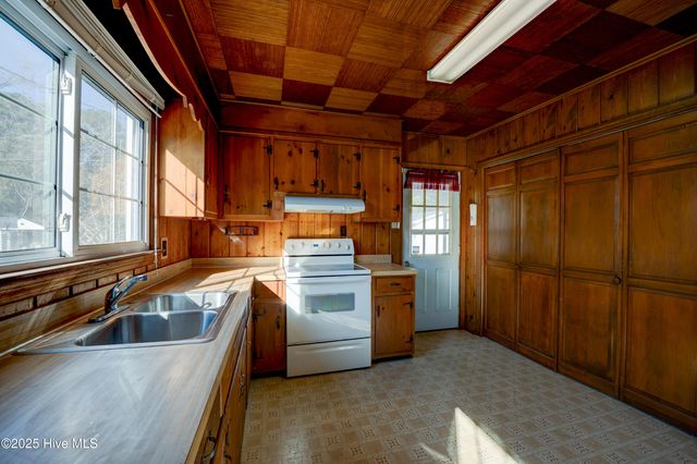 1612 Queen Anne Lane, New Bern, NC 28560