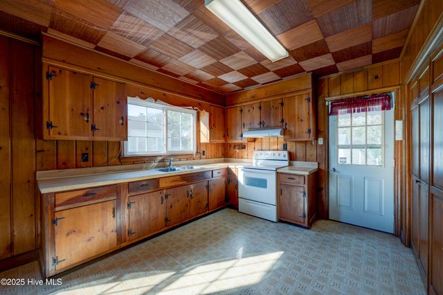 1612 Queen Anne Lane, New Bern, NC 28560