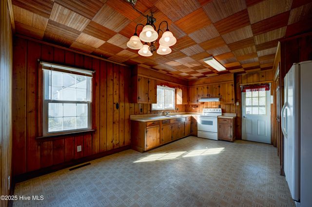 1612 Queen Anne Lane, New Bern, NC 28560