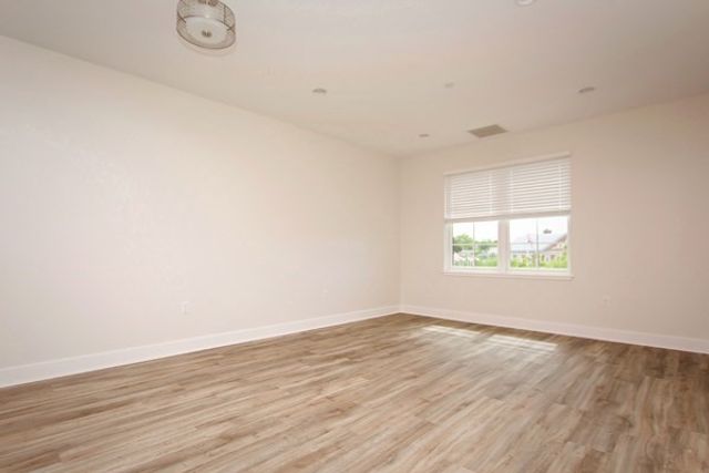 26 New Derby 305, Salem, MA 01970