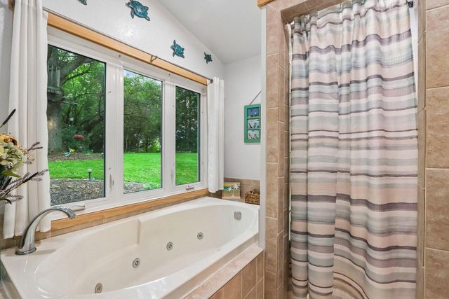 424 Hartwood LANE, Hartland, WI 53029