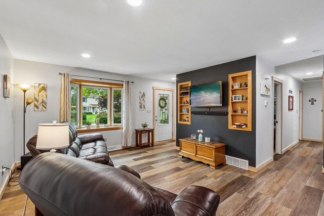 424 Hartwood LANE, Hartland, WI 53029