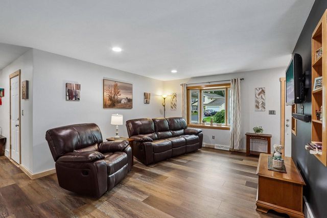 424 Hartwood LANE, Hartland, WI 53029
