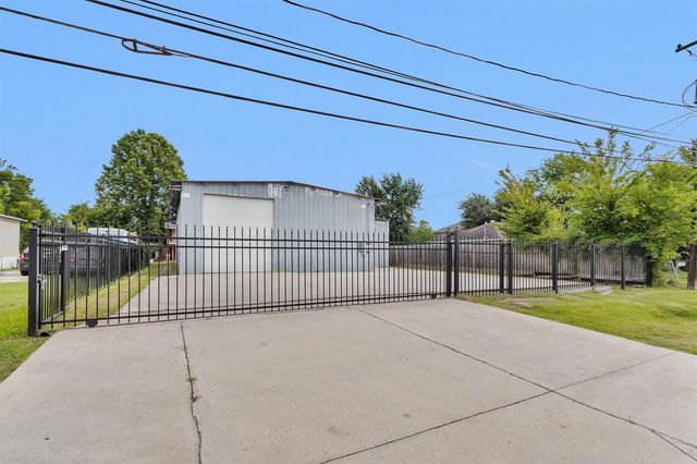 207 Aldine Mail Route Road, Houston, TX 77037