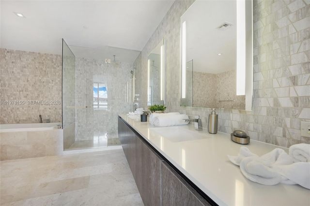 88 SW 7th St 1810, Miami, FL 33130