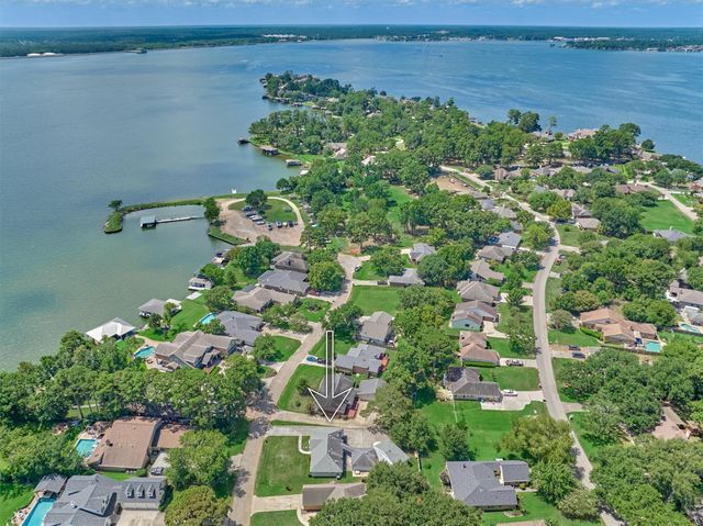 9749 E Shore Drive, Willis, TX 77318