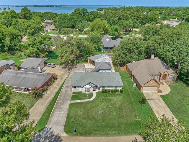 9749 E Shore Drive, Willis, TX 77318