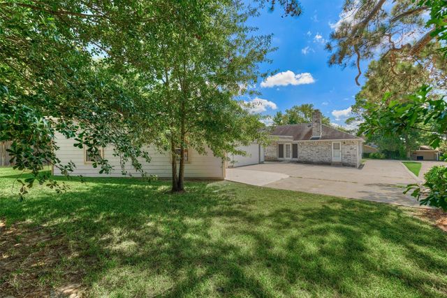 9749 E Shore Drive, Willis, TX 77318