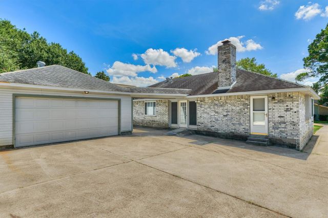9749 E Shore Drive, Willis, TX 77318