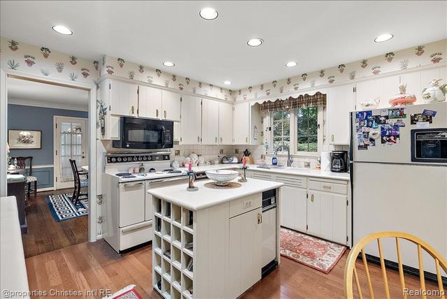 341 Westwood Drive, Bloomfield Hills, MI 48301