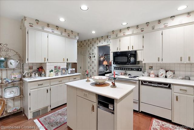 341 Westwood Drive, Bloomfield Hills, MI 48301